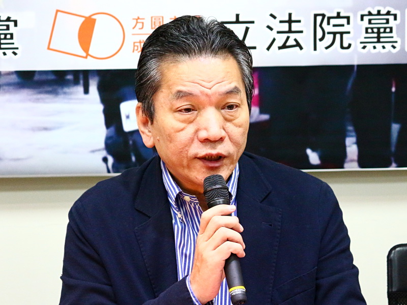 親民黨秘書長李鴻鈞表示，親民黨現在有「雙母雞」拉抬，就是總統候選人宋楚瑜和鴻海創辦人郭台銘。(資料照/王照坤 攝)
