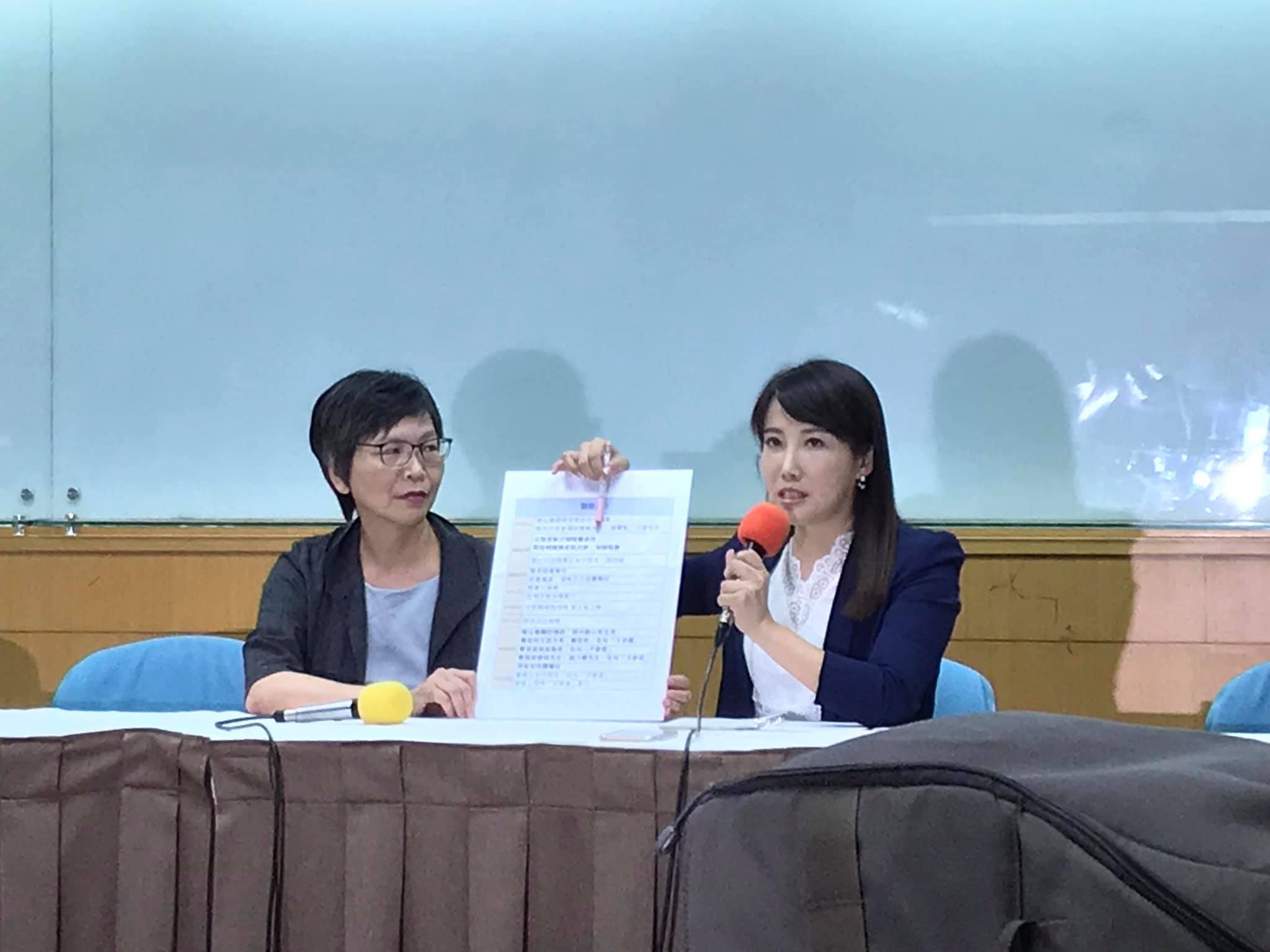 台北市府顧問蔡壁如與永齡基金會副執行長蔡沁瑜共同舉行記者會，還原鴻海創辦人郭台銘退選關鍵8日。(鄭舲攝)