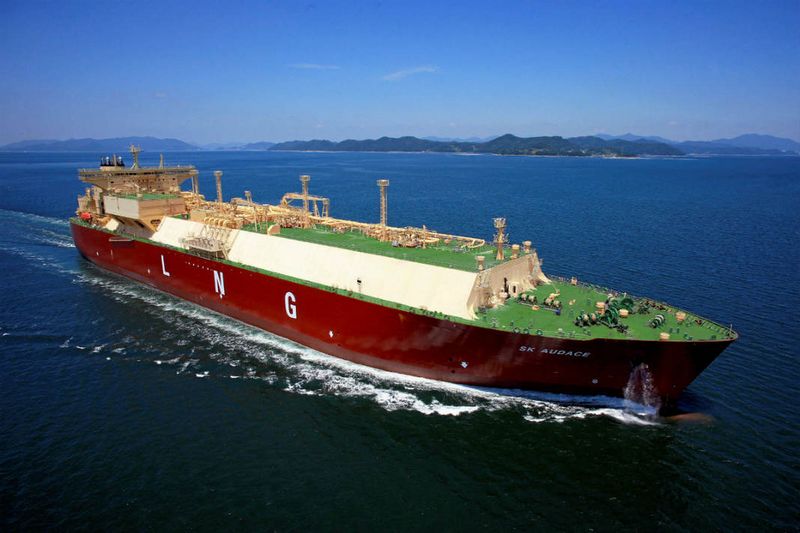 中共東部戰區2日再次片面發動軍演，網路傳出有天然氣運輸船(LNG)因軍演無法靠港，對此國防部與海巡署共同駁斥其為假訊息，並強調有任何狀況，必定會協助開闢安全航道，保障海上運輸安全。（示意圖/中油提供）