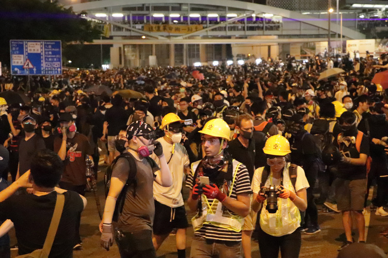 28日晚間，大批香港示威者占據政府總部外道路。(圖/中央社)