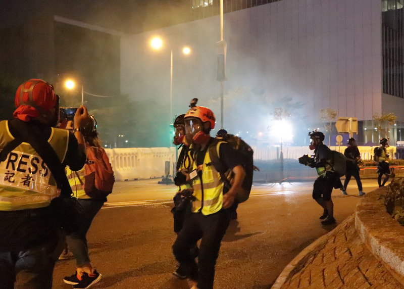 有報導指出，香港政府和警方研究以官方發證、派發官方認可的識別物品等方式，辨識在示威衝突現場採訪的記者。(資料照 / 中央社)