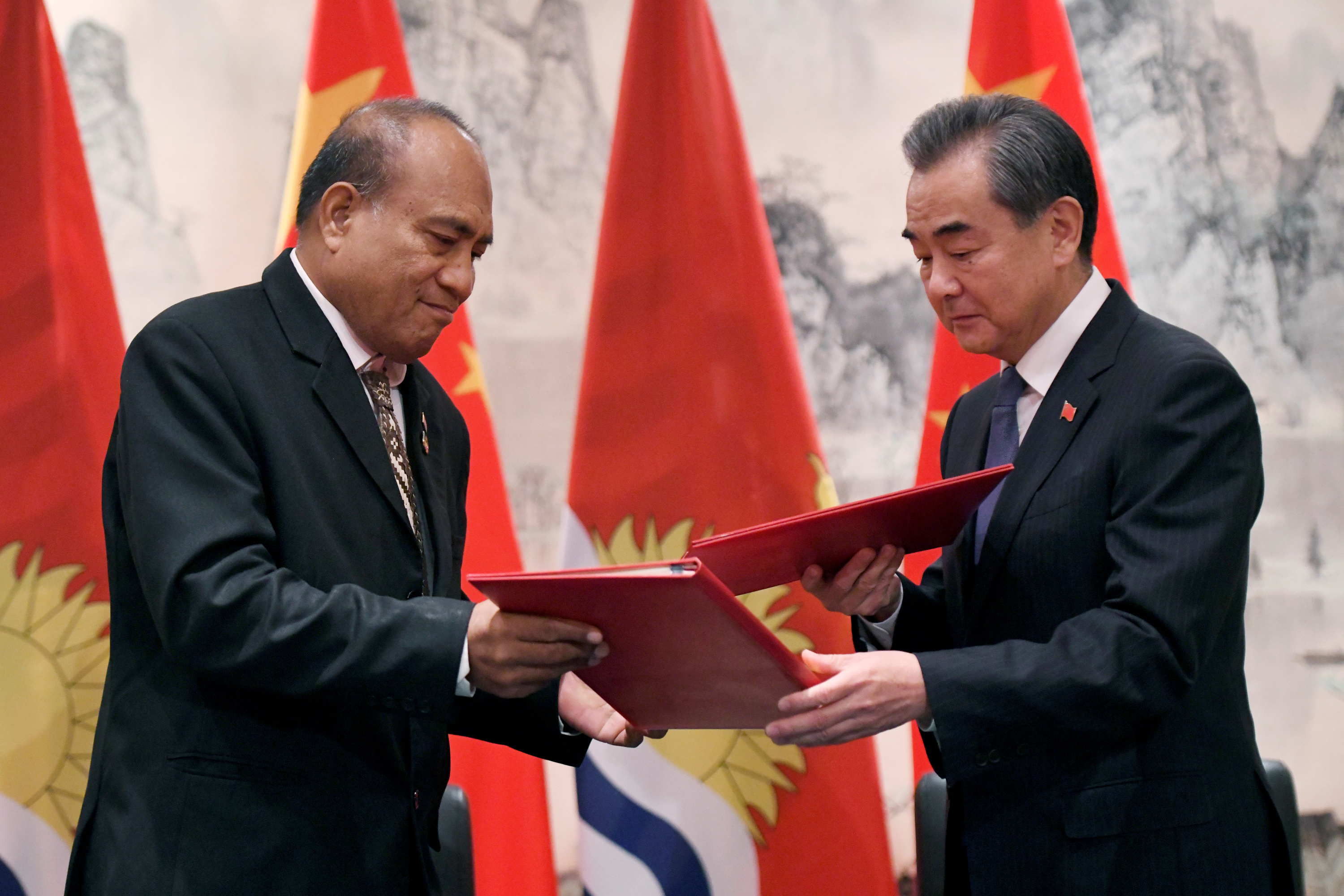 中國國務委員兼外交部長王毅、與吉里巴斯總統兼外交部長馬茂(Taneti Mamau)9月在紐約簽署聯合公報，恢復大使級外交關係，正式復交。(路透社/達志影像)