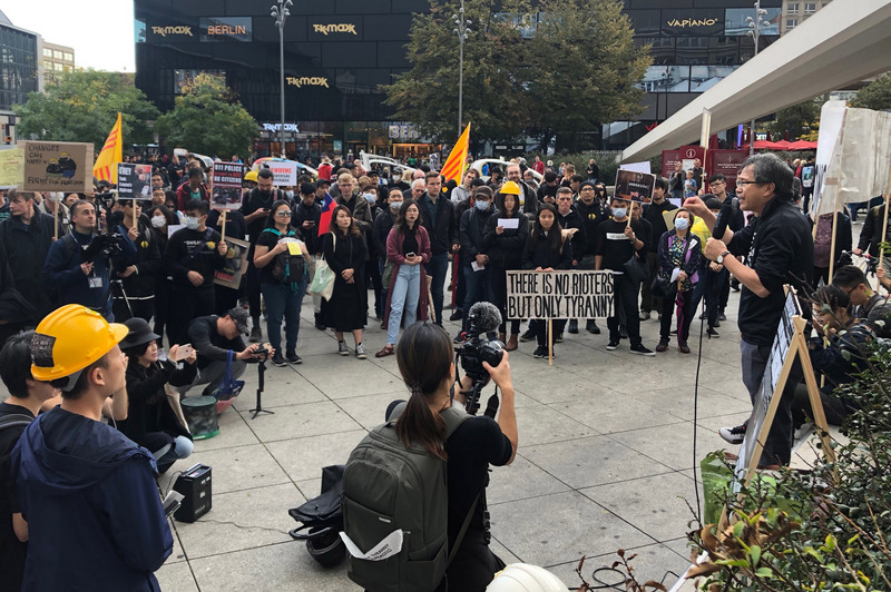 旅居德國的港人28日在柏林以「反極權與暴政」為號召發動示威，駐德代表謝志偉（右）到場助陣。(圖：中央社)