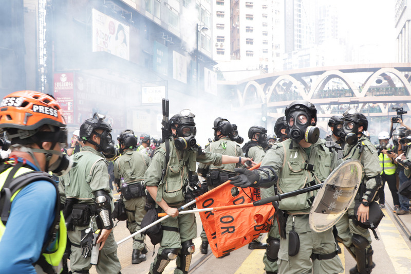 反送中支持者29日堵塞銅鑼灣sogo百貨，警方發射催淚彈清場。（中央社）