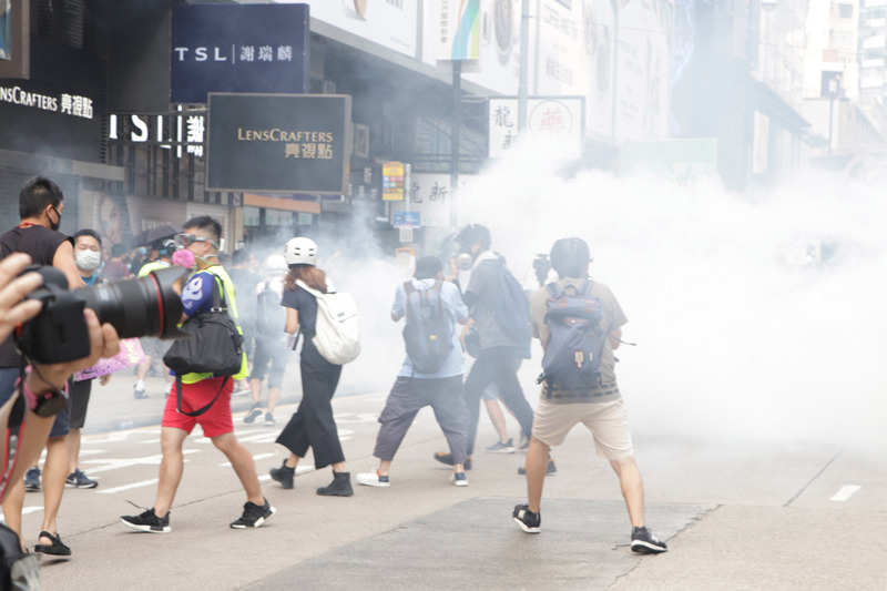 反送中支持者日前堵塞銅鑼灣sogo百貨，警方發射催淚彈清場。(資料照片/中央社)