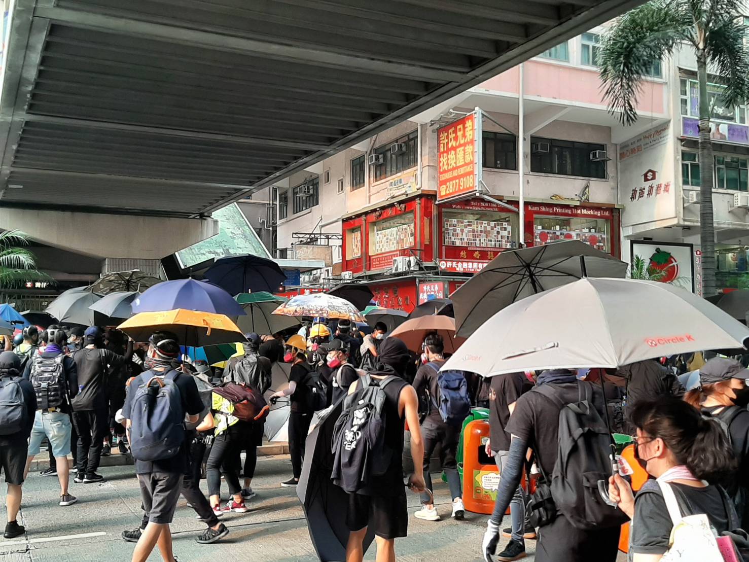 香港民間記者會1日公佈網路問卷調查顯示，在接受訪問的超過4萬3,000人當中，16.4%受訪者呈現憂慮情緒的徵狀。(詹婉如 攝)