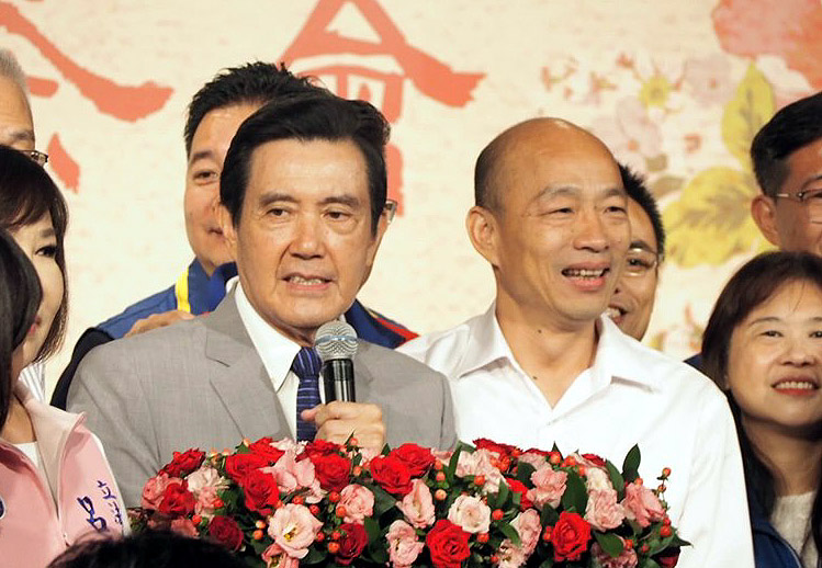 前總統馬英九辦公室29日表示，馬英九(前左)一定會支持國民黨提名的總統參選人，也會全力輔選。圖為馬英九與國民黨總統參選提名人韓國瑜(前右)日前出席台商秋節聯誼茶會狀況。(資料照 / 蕭照平 攝)