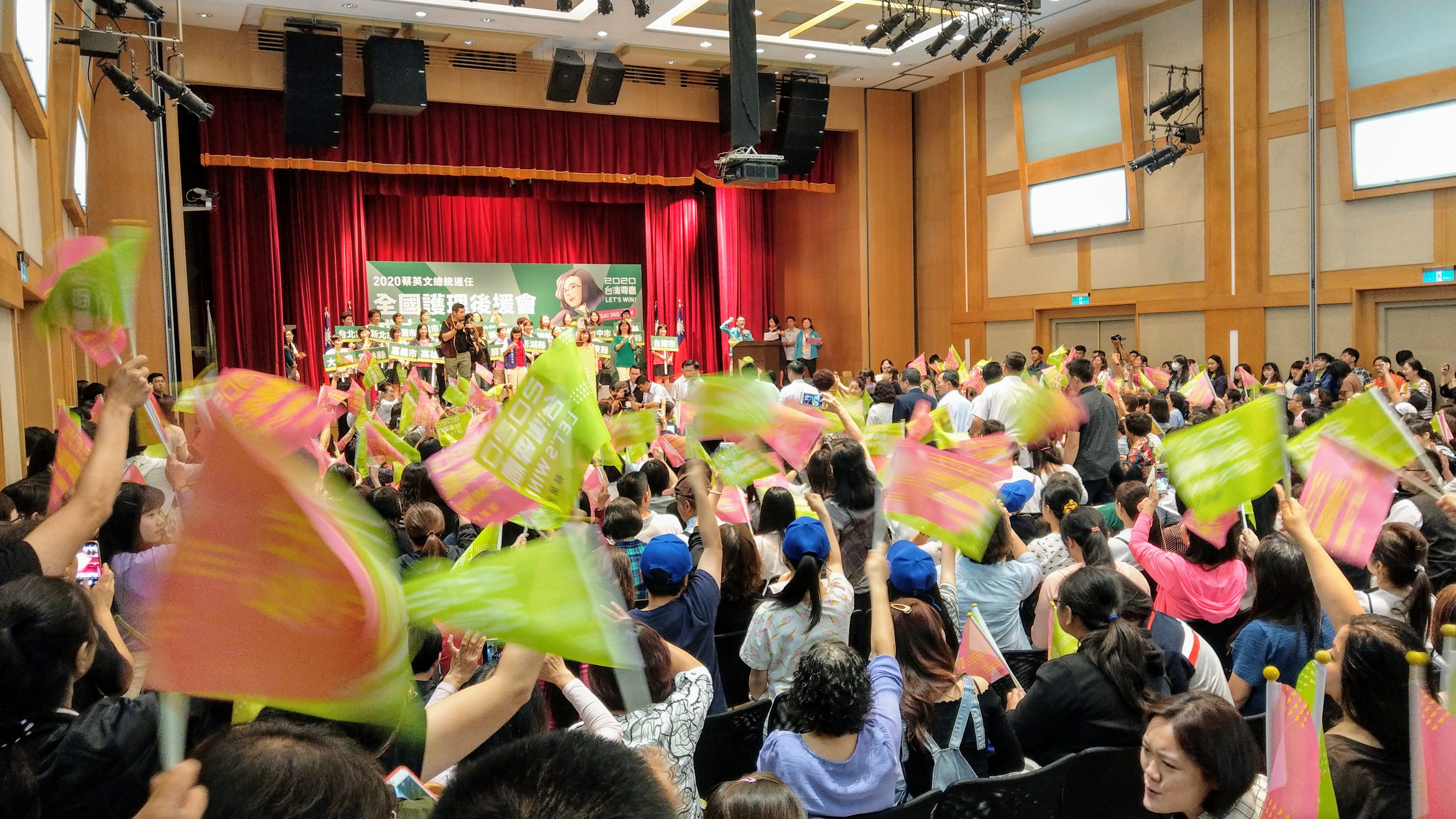 蔡英文總統連任全國護理師後援會成立，現場氣氛熱烈。(歐陽夢萍 攝)