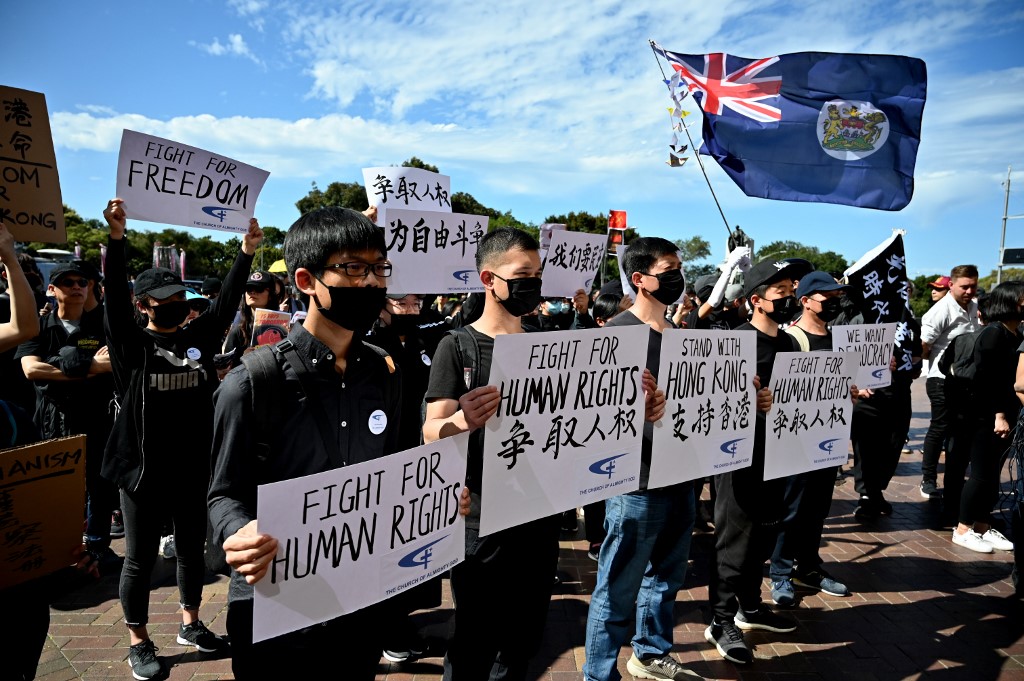 為支持香港反送中抗議者，澳洲大城雪梨(Sydney)的市中心29日聚集超過1千人，為今天的全球反極權大遊行揭開序幕。(AFP)