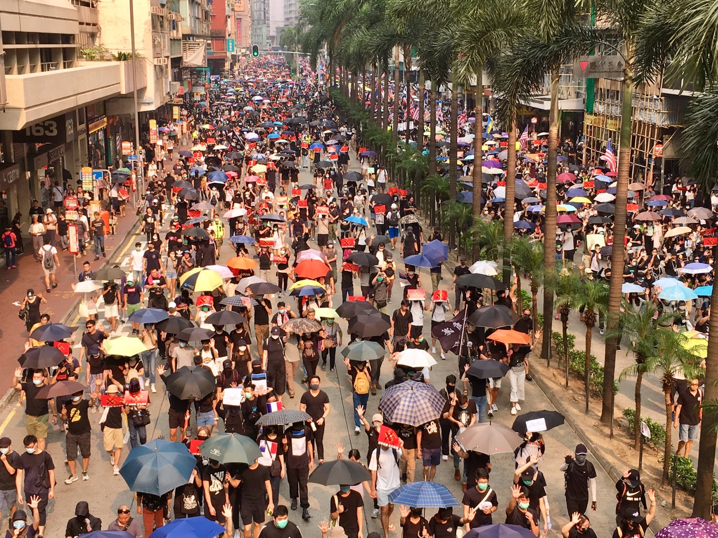 數百萬港人反送中持續不斷上街頭。這是台灣有能力「粗暴干預香港事務」的結果嗎？圖為2019年929全球反極權大遊行香港灣仔現場。（鄭翔云攝）