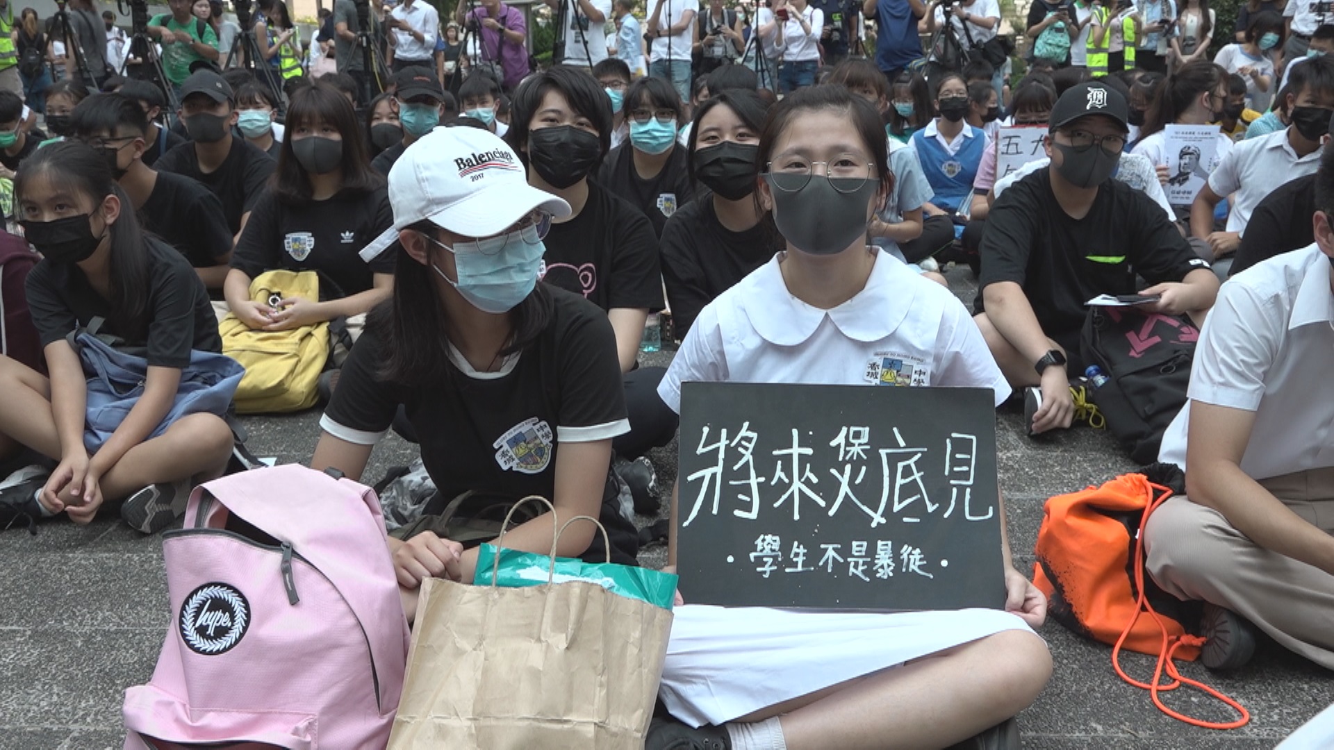 九三零再罷課集會，與會的中學生手持標語，訴求學生非暴徒。（鄭翔云攝）