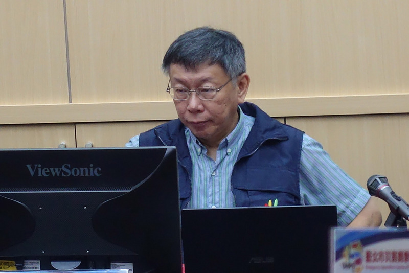 台北市長柯文哲30日到台北市第二災害應變中心聽取工作報告，接受媒體訪問時表示，北北基30日放颱風假，考量點是首都生活圈。(圖：中央社)