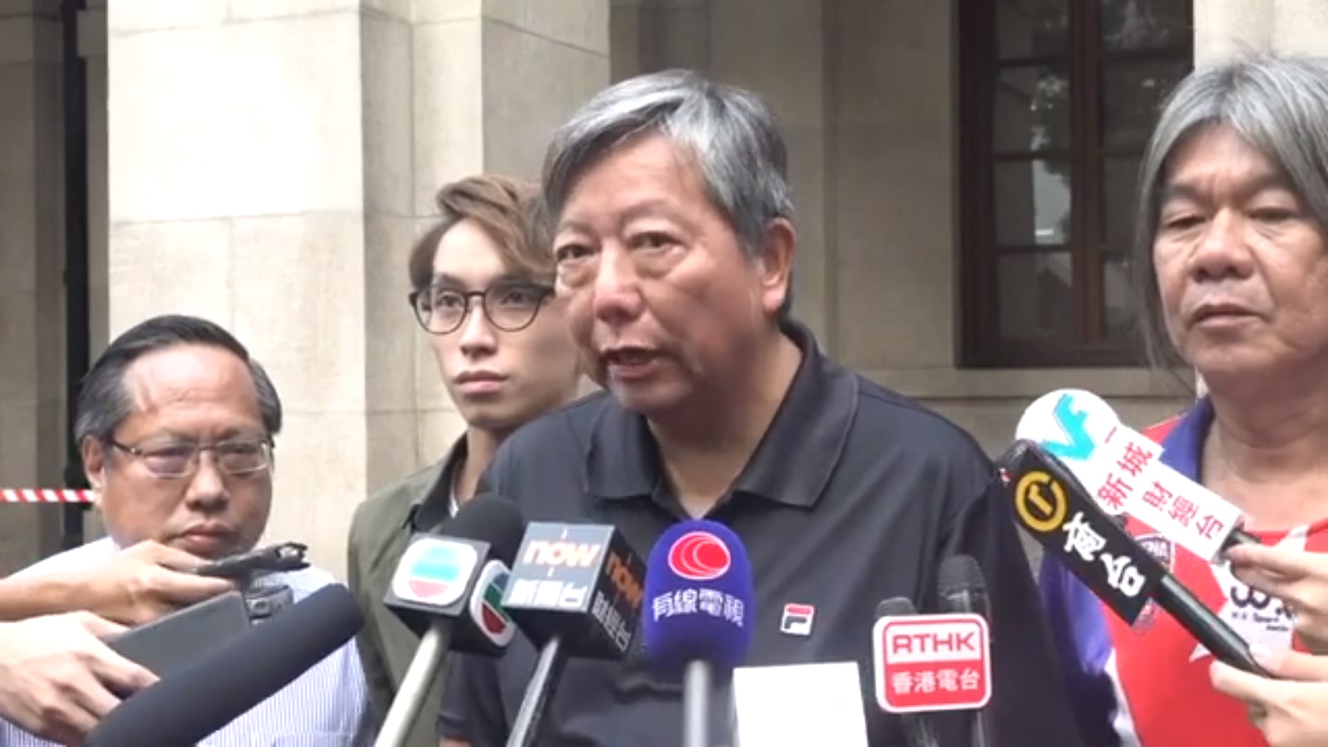 香港工黨李卓人（右二）、民主黨何俊仁（左一）、社民連梁國雄（右一）以及民陣副召集人陳皓桓（左二）表示，會以個人名義承接民陣原本遊行路線，10月1日下午1時由銅鑼灣東角道，遊行至中環遮打道。（翻攝自YouTube）