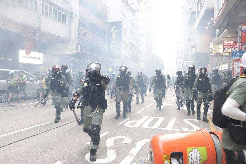 香港反送中運動至今仍未歇。圖為日前港警在街頭清場。(資料照 / 中央社)