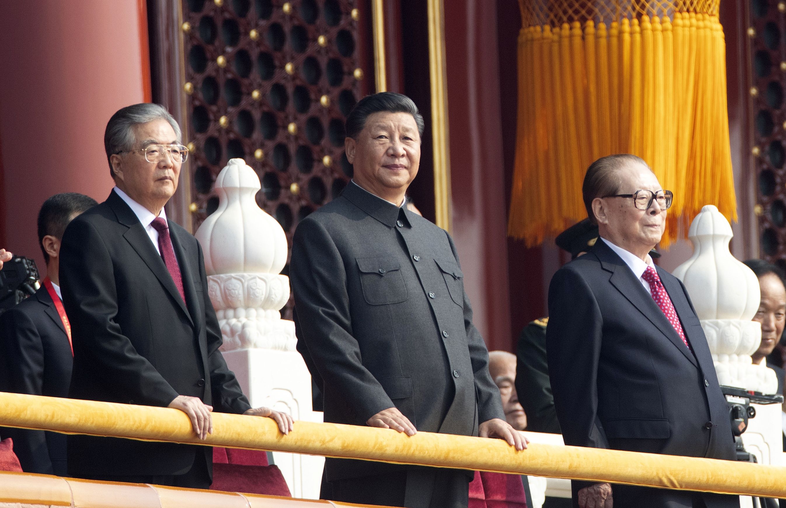 北戴河會議的決策性質日漸降低，尤其習近平(中)權傾天下，反動勢力更難借題發揮。圖為2019年十一國慶，習近平與江澤民(右)及胡錦濤出席建政七十週年慶典。(資料畫面：美聯社/達志影像)