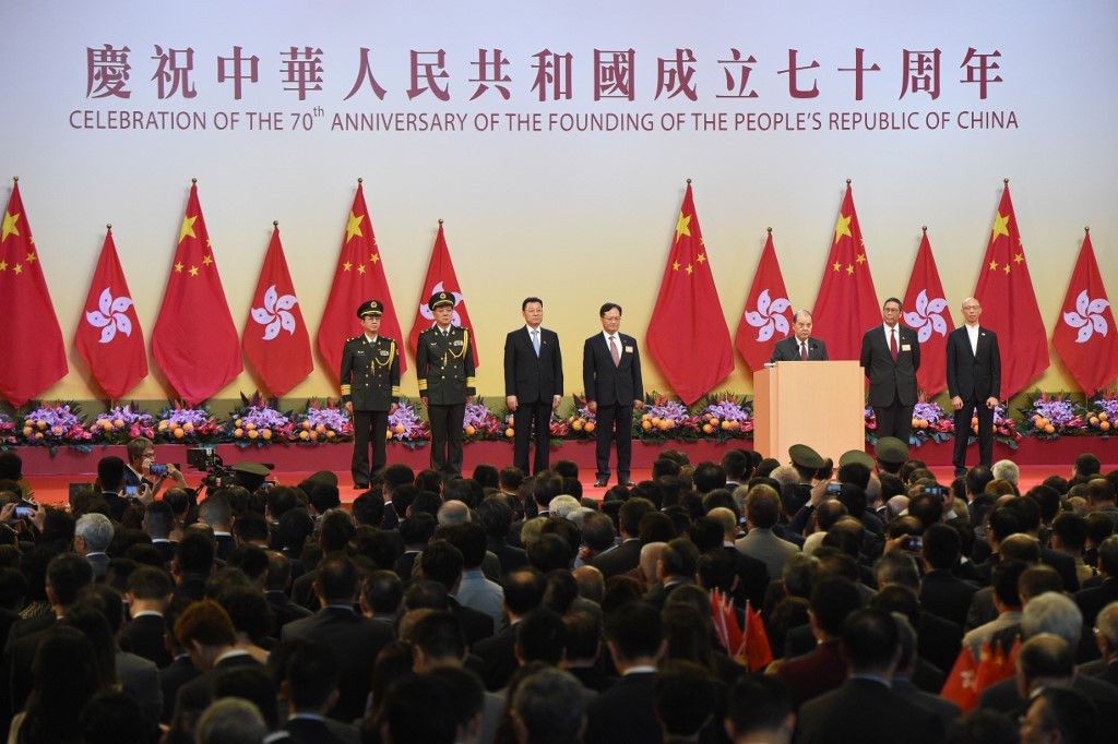 港府1日在灣仔金紫荊廣場舉行十一國慶升旗禮，酒會由政務司司長張建宗(右3)主持。(AFP)