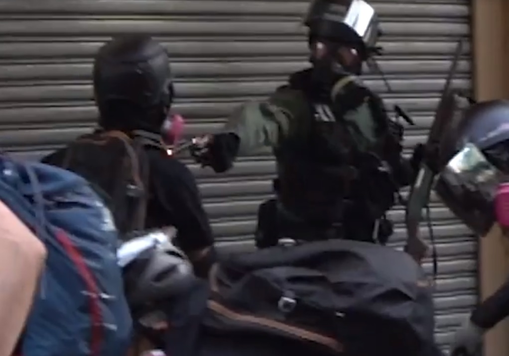 民主進步黨1日說，非常震驚在中國國慶這天，看到香港警察用子彈對付人民，這無疑是一個染血的國慶、染血的一國兩制，讓人感到萬分遺憾。(圖擷自香港大學學生會校園電視臉書)
