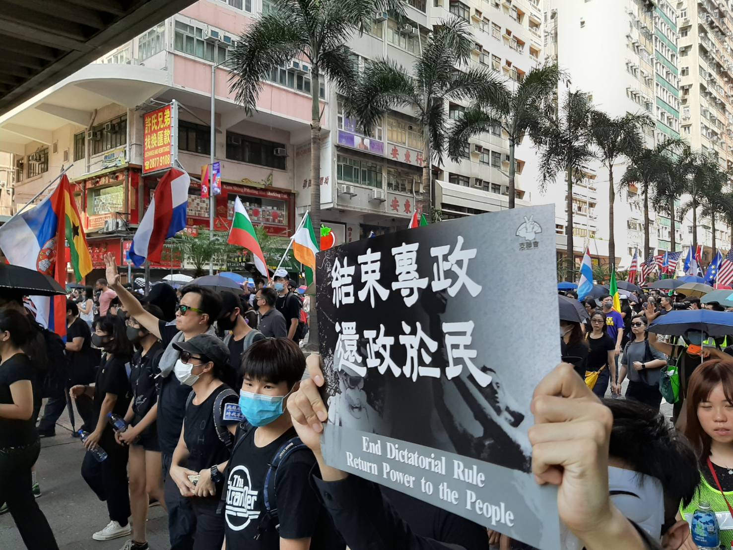 香港反送中運動至今未見平息，圖為日前銅鑼灣遊行。(資料照 / 詹婉如 攝)