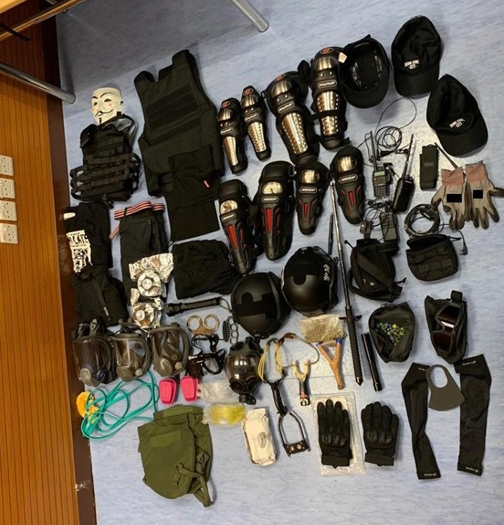 香港警方一連兩天在全港各區採取行動，搗破多個懷疑用作製造汽油彈和爆炸品的處所，檢獲大量攻擊性武器、危險品原料和裝備物資，懷疑與近日示威活動有關。(圖：香港警察臉書)