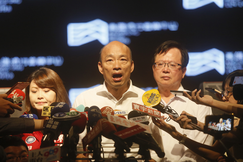國民黨總統參選人、高雄市長韓國瑜（中）2日上午受訪表示，希望香港政府一定要與民眾對話，希望香港能盡快恢復穩定。(圖:中央社)