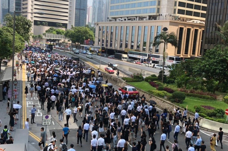超過1千名香港市民2日響應「反送中」網民號召，中午時間在商業中心中環一帶進行快閃式遊行。(圖取自推特)