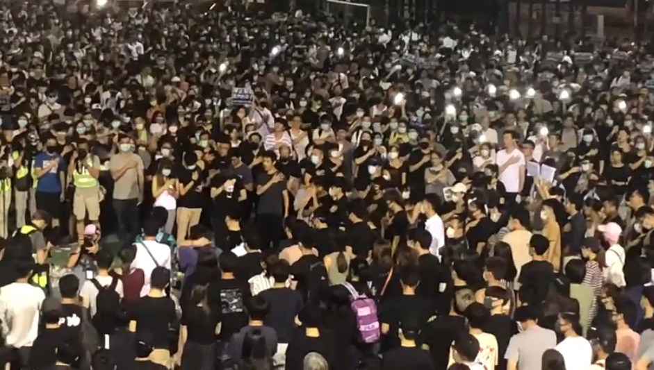 針對網路號召香港民眾參加集會，以聲援被警方開槍射傷的中五男生，香港多個地區2日晚上都有人響應。(圖擷自YouTube)