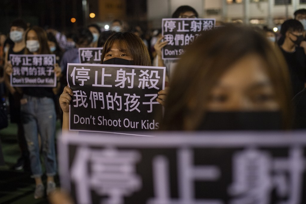 香港「反送中」支持者2日在多區發起活動，聲援1日被警察槍傷的中學生。(AFP)
