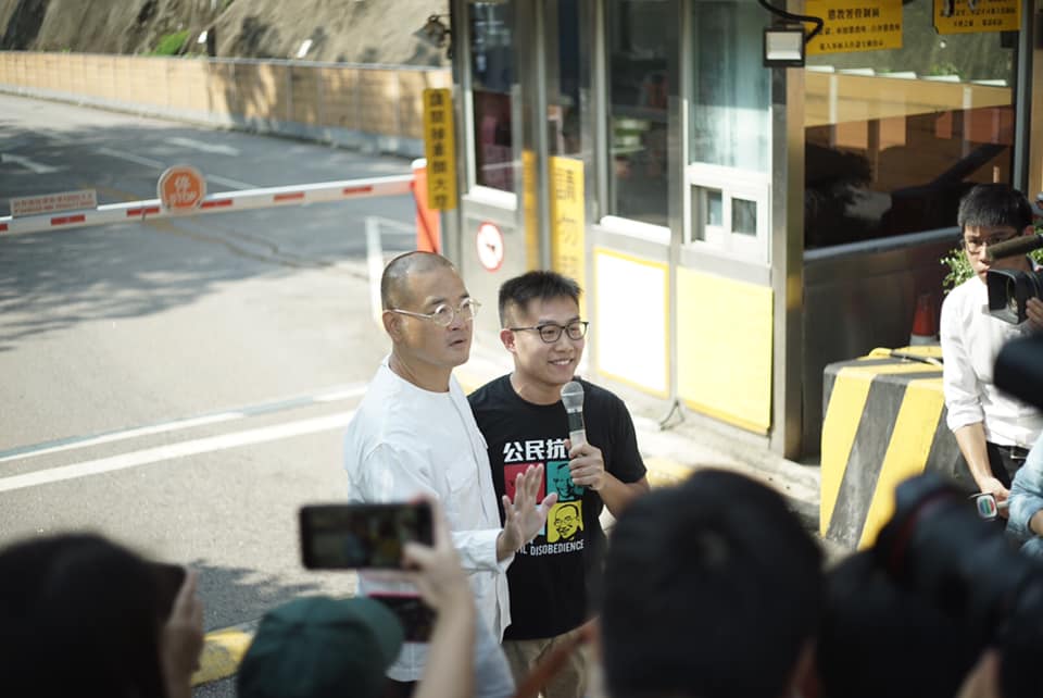 香港「佔中」案兩名被告邵家臻(左白衣者)和黃浩銘(右黑衣者)3日出獄，泛民主派多人前往迎接他們出獄。(圖:香港社會民主連線臉書)