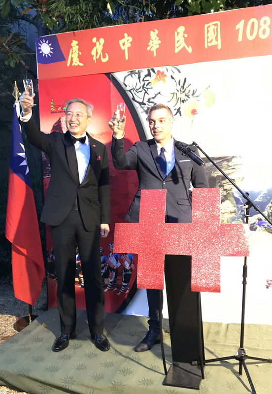 駐法代表處舉辦中華民國108年國慶酒會，法國國民議會議員塞沙里尼（右）肯定台灣證明了自由民主不只是西方價值。(圖：中央社)