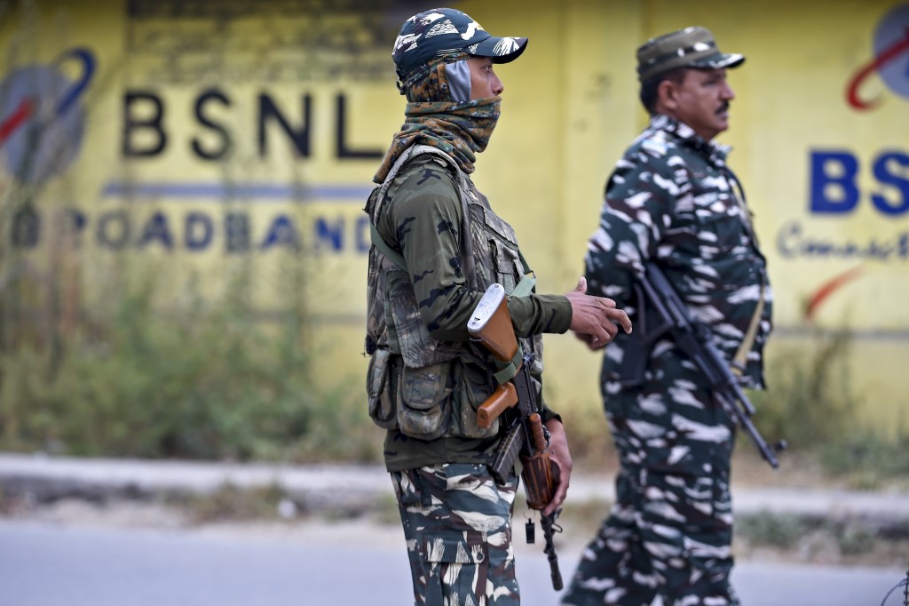 印度政府廢除憲法370條後，增派安全部隊到印度控制的喀什米爾進行軍管並執行宵禁等命令。 (AFP)