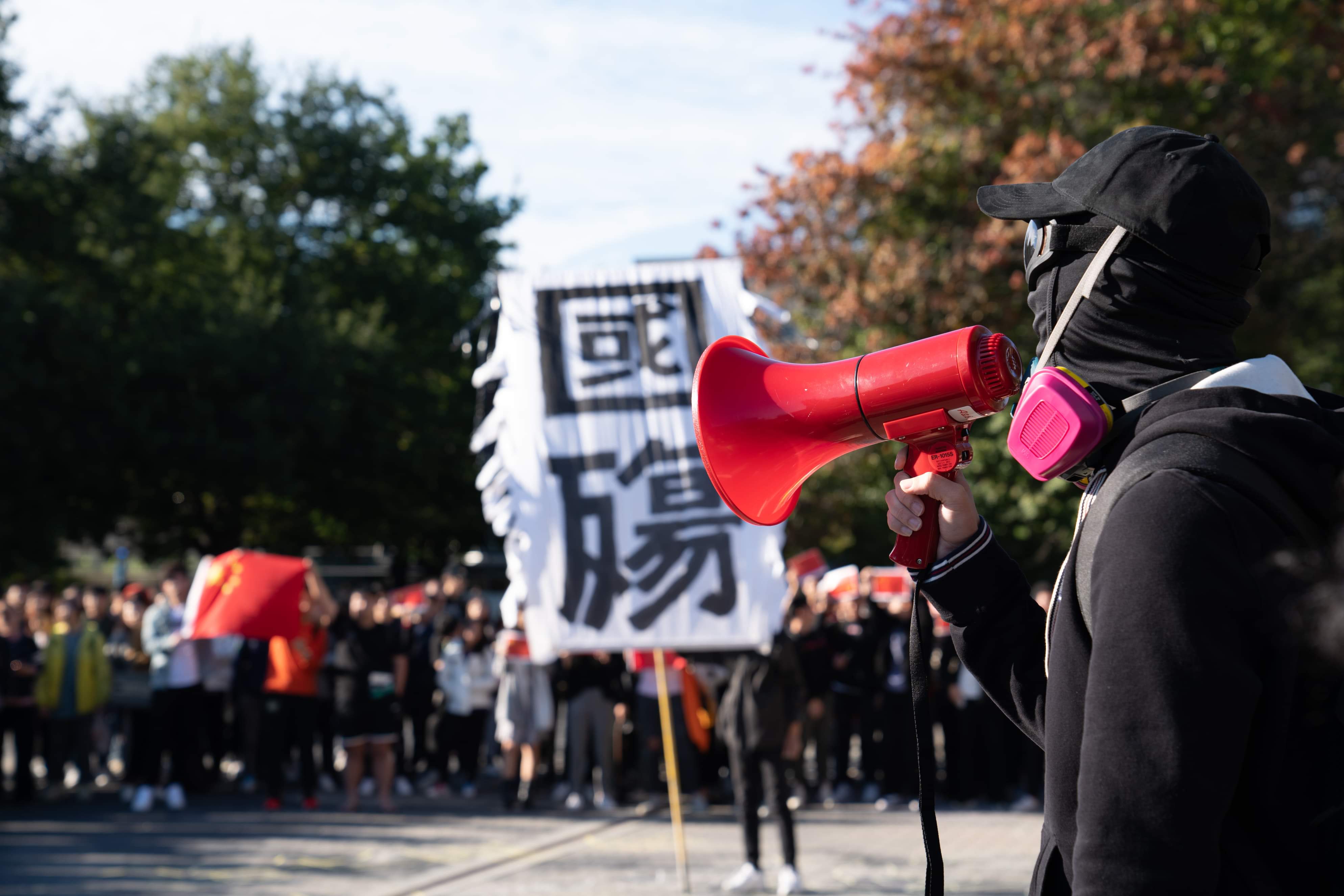 十一港警開槍鎮壓人民，國慶成國殤日。