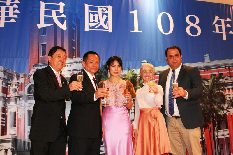 駐聖保羅經濟文化辦事處處長張崇哲（左2）帶領嘉賓與全場共同舉杯，慶祝中華民國生日快樂，國泰民安。(圖：中央社)