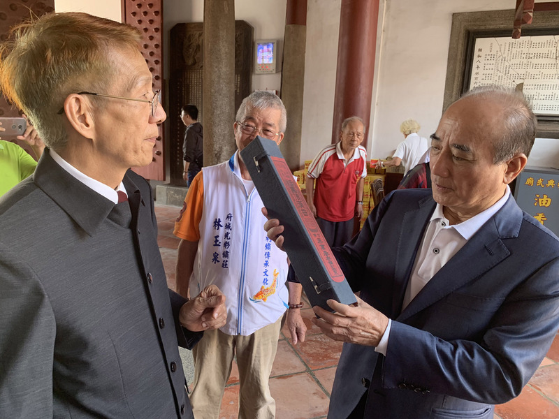 前立法院長王金平（右）4日參拜台南市中西區祀典武廟，接受媒體訪問表示，參選到底的決心不變，若親民黨不願推薦，他就休息；既然他的意願已經表達，就讓親民黨去考量。(圖：中央社)