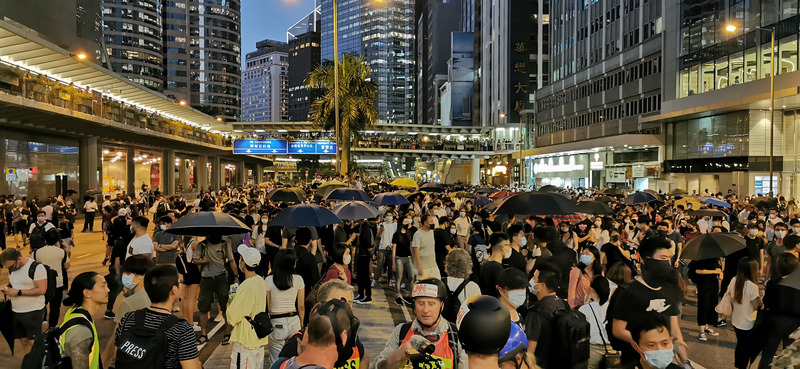 港府宣布實施「禁蒙面法」後，香港多地出現示威者聚集抗議。圖為示威人士在中環干諾道，高呼「香港人，反抗」及「時代革命」等口號。(圖：中央社)