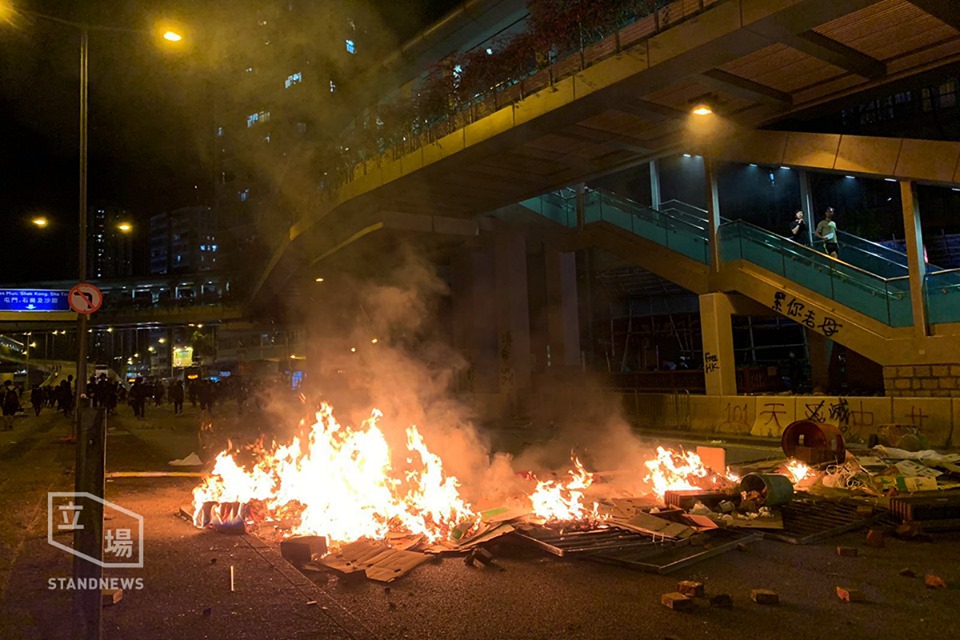 香港政府4日宣布實施「禁蒙面法」，引發民眾抗議，荃灣大河道遭縱火。(立場新聞提供)