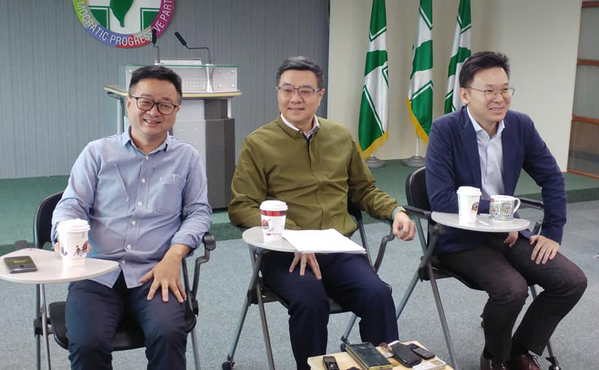 民進黨主席卓榮泰（中）、秘書長羅文嘉（左）與副秘書長林飛帆（右）4日下午與媒體茶敘分析選情（劉玉秋攝）