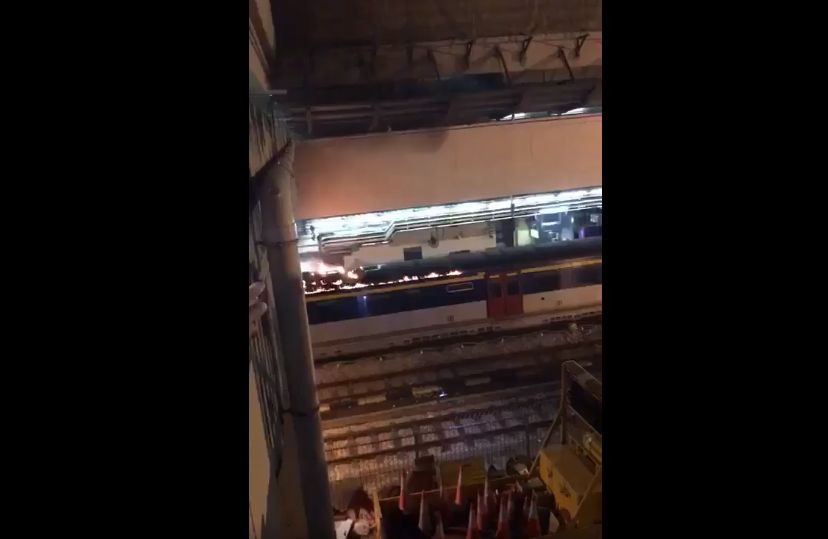 沙田港鐵列車遭投擲汽油彈起火(立場新聞提供)