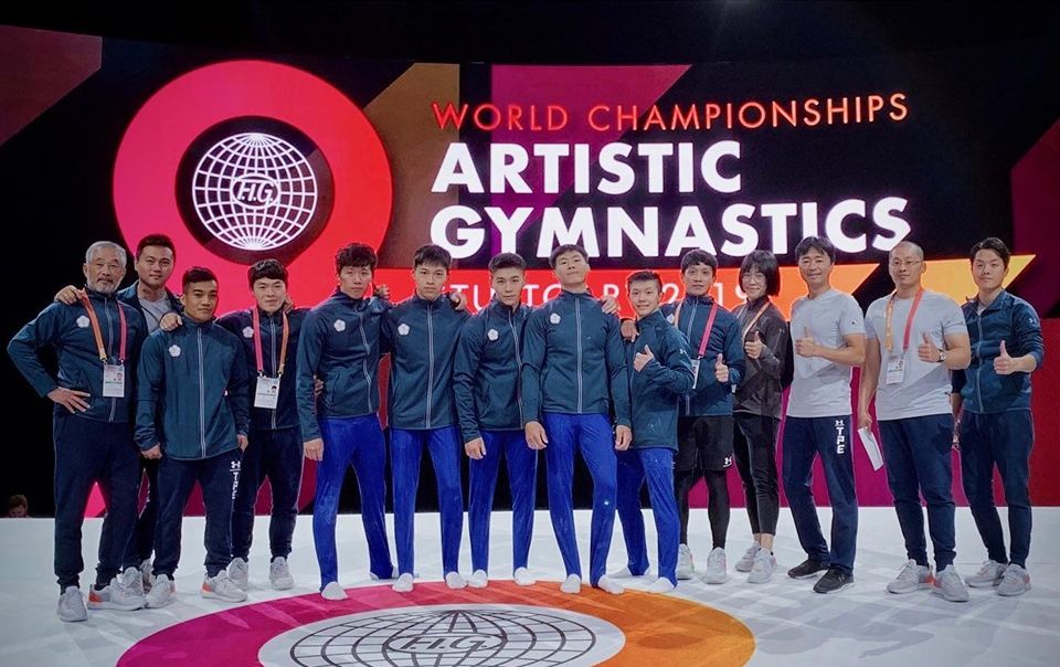 世界體操錦標賽在德國斯圖加特揭幕，台灣代表隊在主場館合影。(臉書)