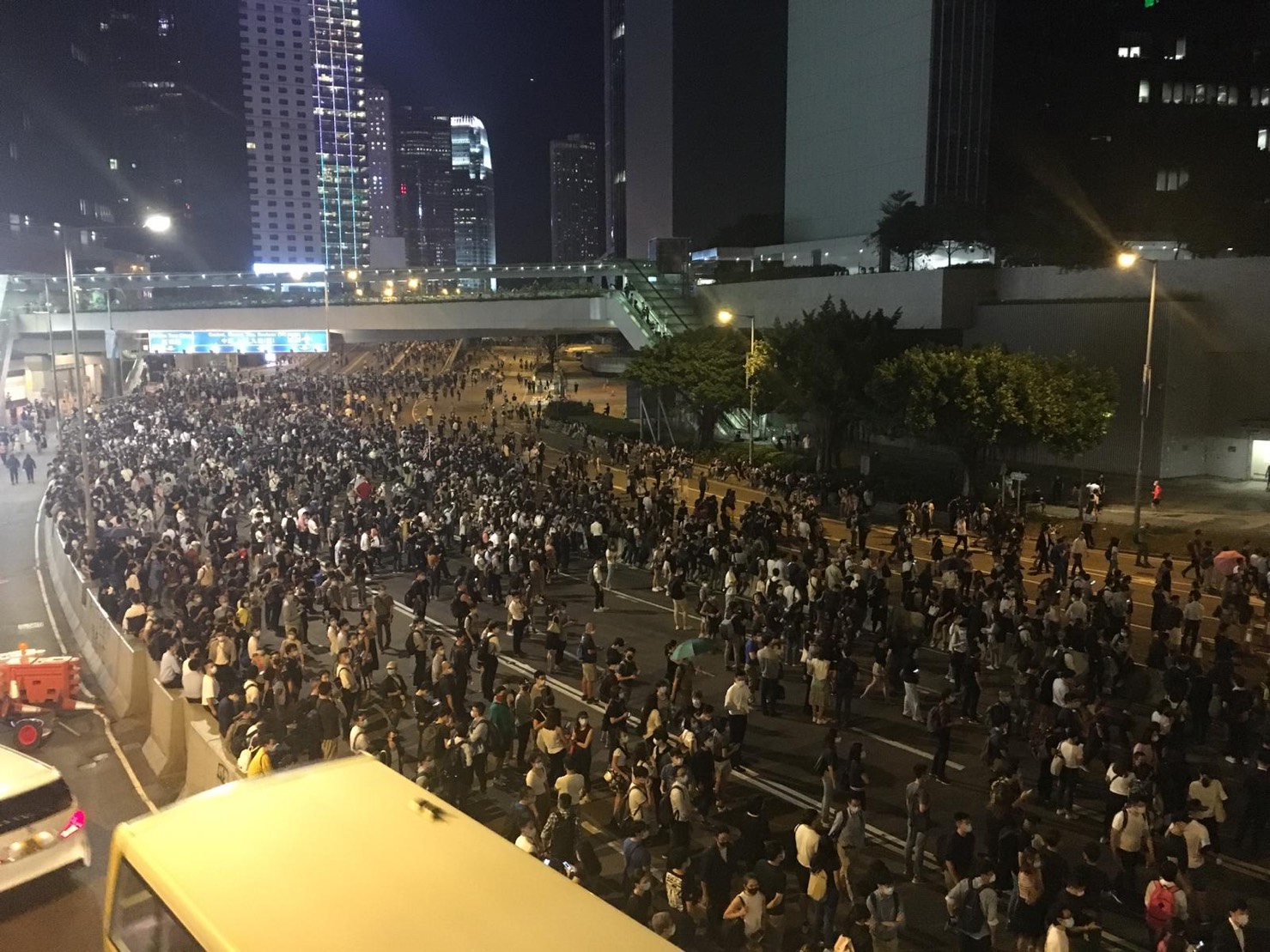 大批示威者4日晚間在香港政府總部集結。(馮啟恩提供)