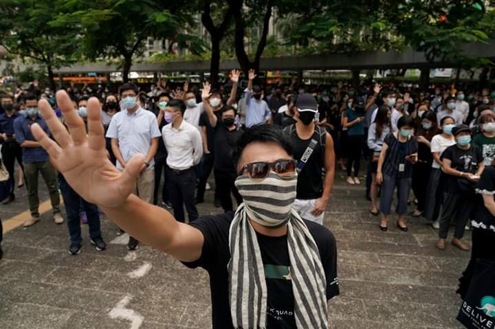香港行政長官林鄭月娥今天宣布實施「禁蒙面法」後，香港多地出現戴著口罩的示威者聚集抗議。(圖取自臉書)