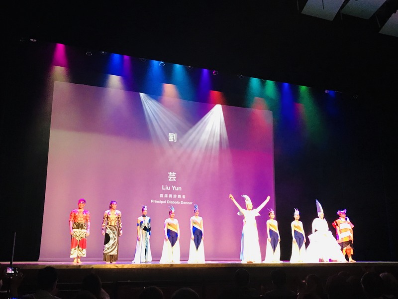 僑委會國慶訪問團3日在紐約演出，「舞鈴劇場」團員結合扯鈴、舞蹈及燈光特效呈現台灣海洋文化特色。（紐約華僑文教服務中心提供）