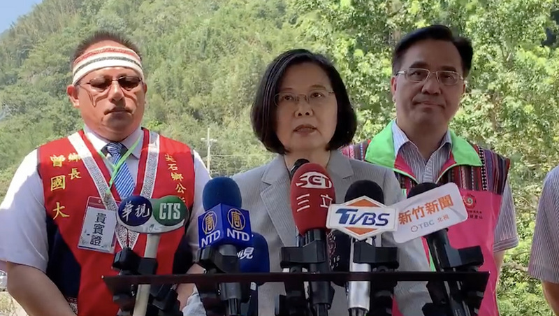 遭前總統馬英九質疑操弄人民恐懼「芒果乾（亡國感）」的總統蔡英文（中）5日受訪表示，馬英九對時空環境轉換，可能還停留在很久前。如果有亡國感，「相信當初種芒果的很可能就是他」。（讀者提供）(圖：中央社)