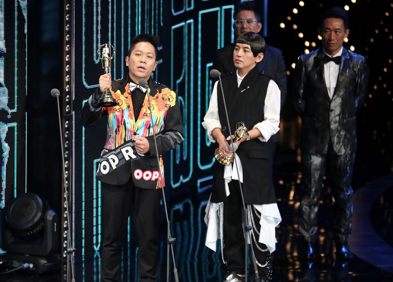 第54屆金鐘獎頒獎典禮5日晚間在國父紀念館盛大登場，綜藝節目主持人獎由「超級同學會」主持人黃子佼（前右）、卜學亮（前左）奪得，卜學亮致詞時表示，要把獎項獻給「綜藝教母」張小燕。(圖：中央社)