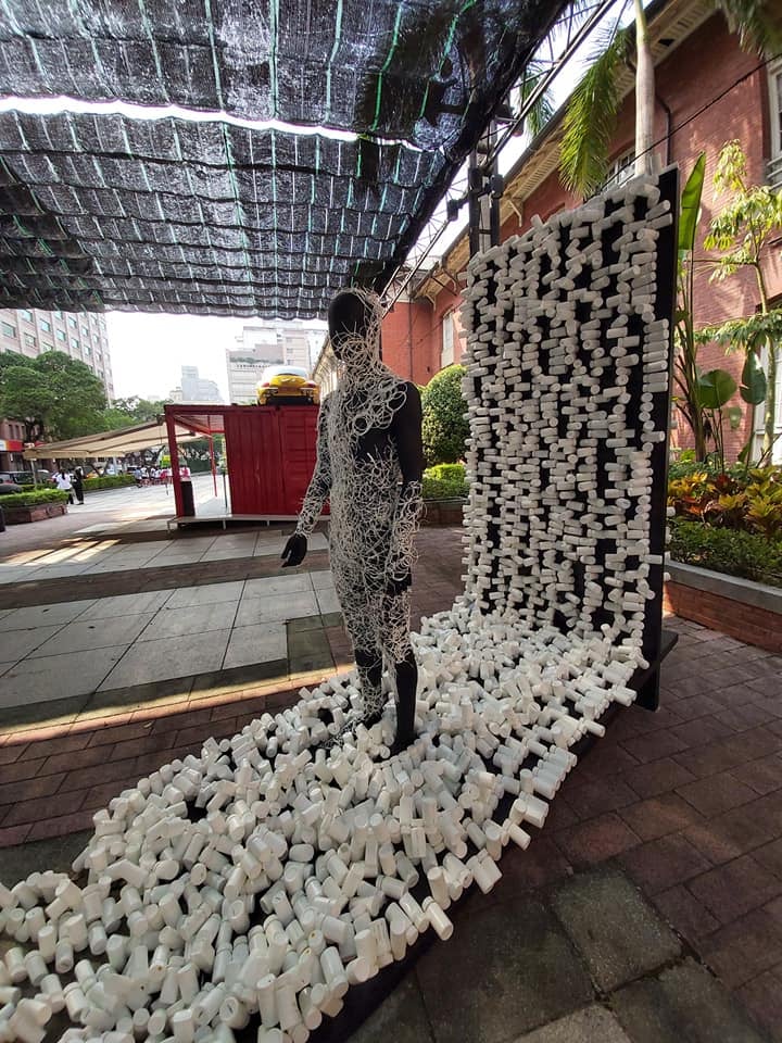 長期關注愛滋議題的台灣露德協會與藝術家合作，於台北當代藝術館推出互動語音的藝術作品，讓民眾體會感染者生活中所面臨的各種狀況。圖:露德協會提供