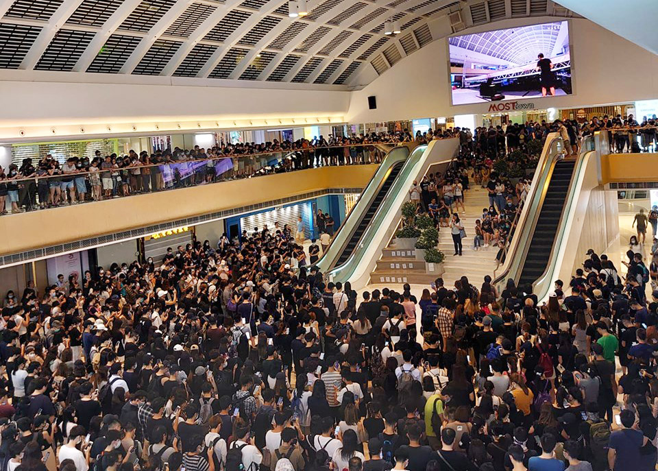馬鞍山人已在新港城中庭齊聲朗讀香港臨時政府宣言。(圖: wordsyoyeah FB)