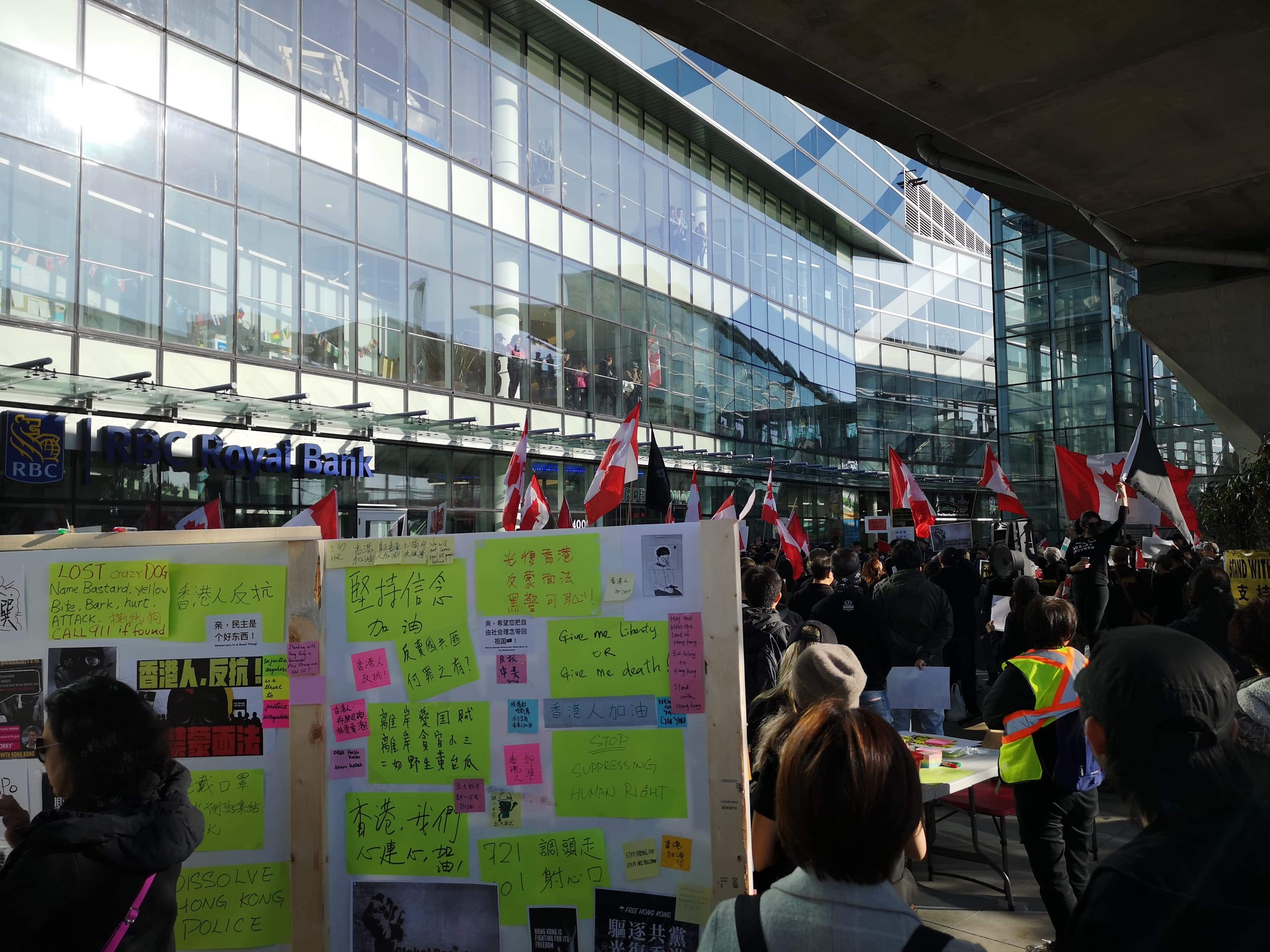 加拿大列治文市時代坊車站外，重建被毀壞的連儂牆。