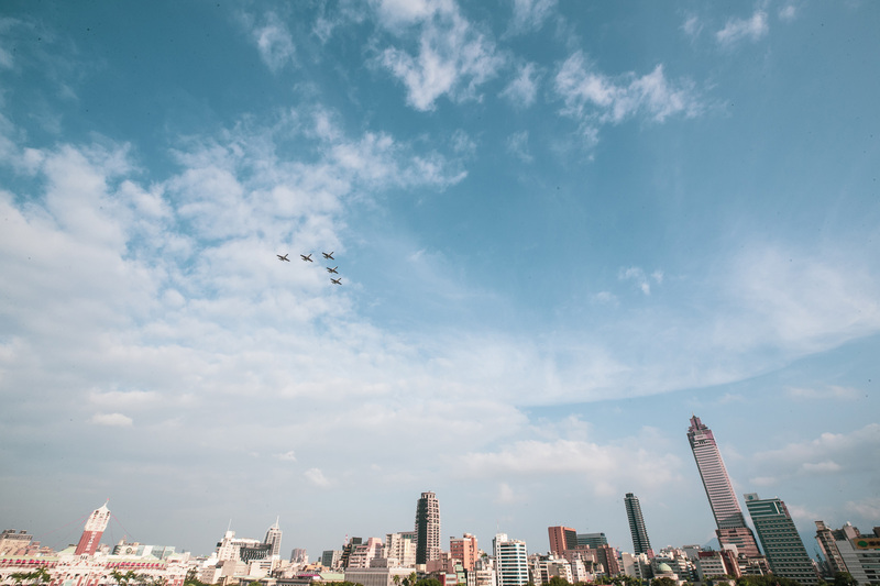 雙十國慶將至，國防部6日上午出動各型直升機，及象徵國機國造的IDF經國號戰機、AT-3教練機（圖）進行最後一次預演，屆時國慶當天雷虎小組將施放彩煙。（軍聞社提供）