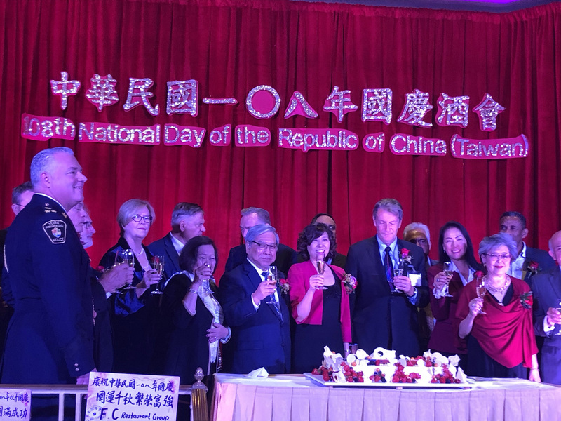駐多倫多台北經濟文化辦事處當地4日晚間舉辦中華民國108年國慶酒會。加拿大各級政府官員及貴賓舉杯同賀台灣生日快樂。(圖:中央社)