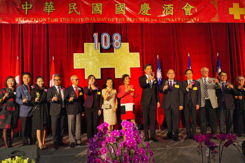 駐溫哥華台北經濟文化辦事處處長陳剛毅（右6）4日（當地時間）主持雙十國慶酒會。（駐溫哥華辦事處提供）