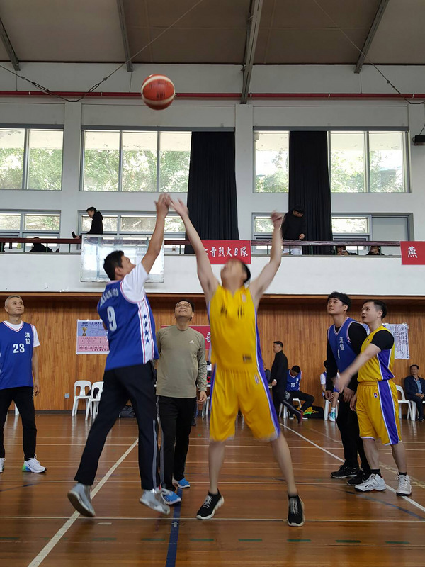 中華民國駐韓代表唐殿文（中）6日在首爾祥明大學體育館為韓華國慶盃籃球錦標賽開球。(圖：中央社)